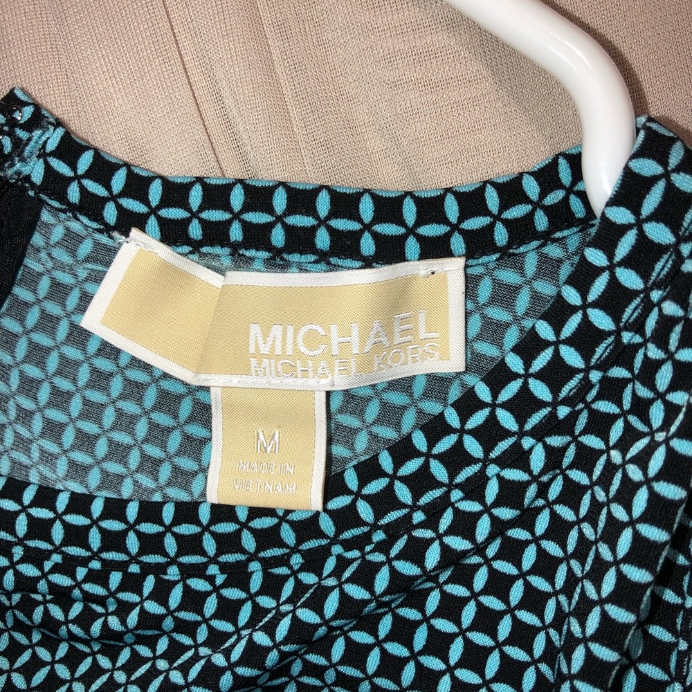 Super pretty midi dress.